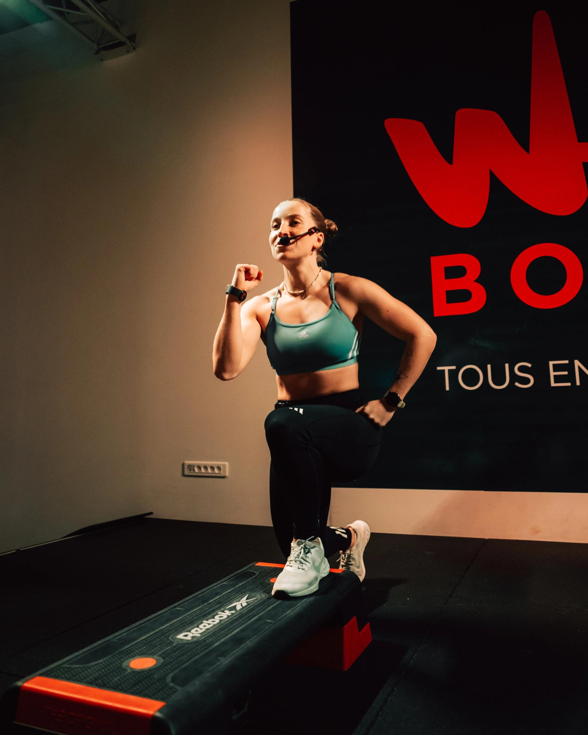 Femme en train de courir sur un tapis de course Webody à Saint-Orens lors d'une séance de fitness