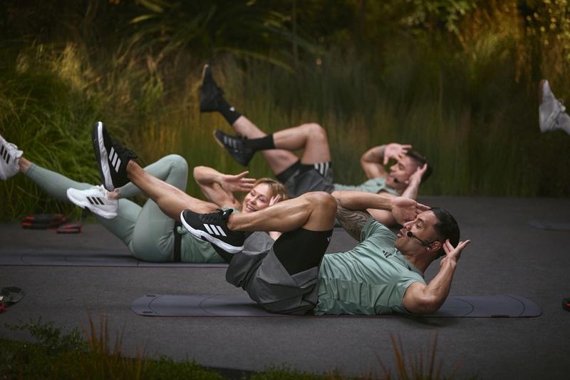 L'équipe de Webody effectue des exercices abdominaux en plein air