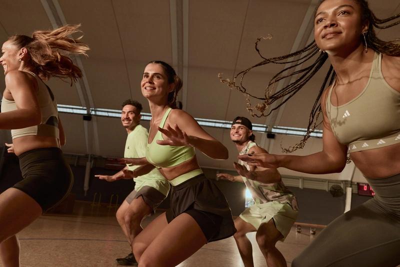 L'équipe de Webody en cours de fitness collectif dans une salle de sport moderne