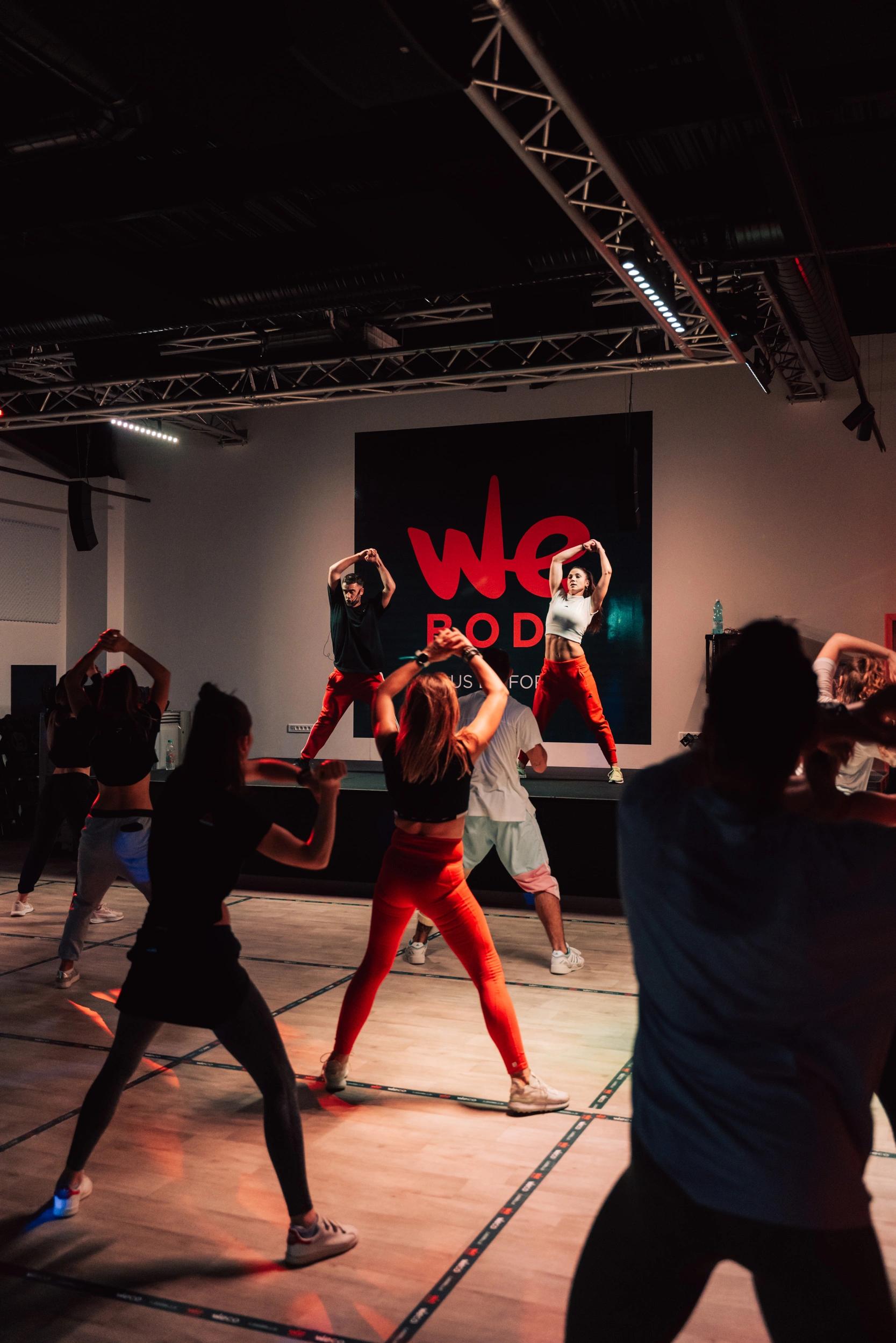 L'équipe de Webody en action lors d'un cours de fitness dynamique en studio